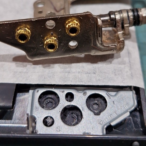 Reparo dobradiças de notebook realizado pela LS Informática