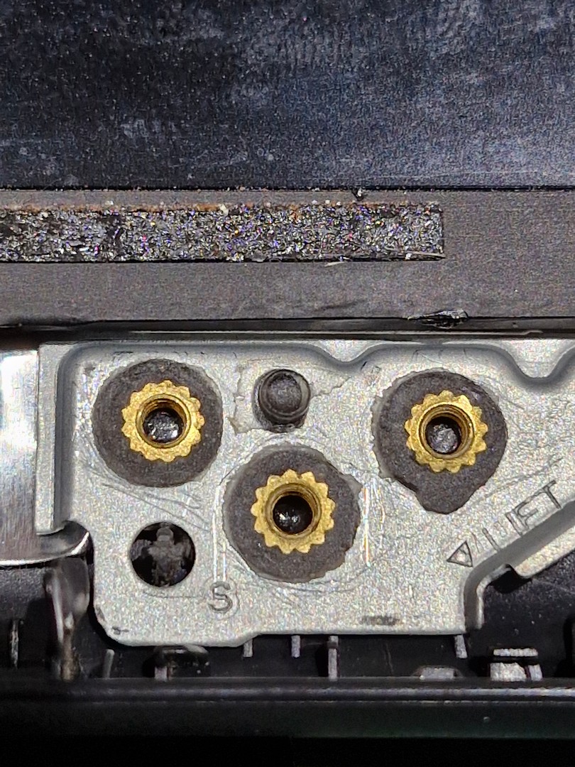 Reparo dobradiças de notebook realizado pela LS Informática