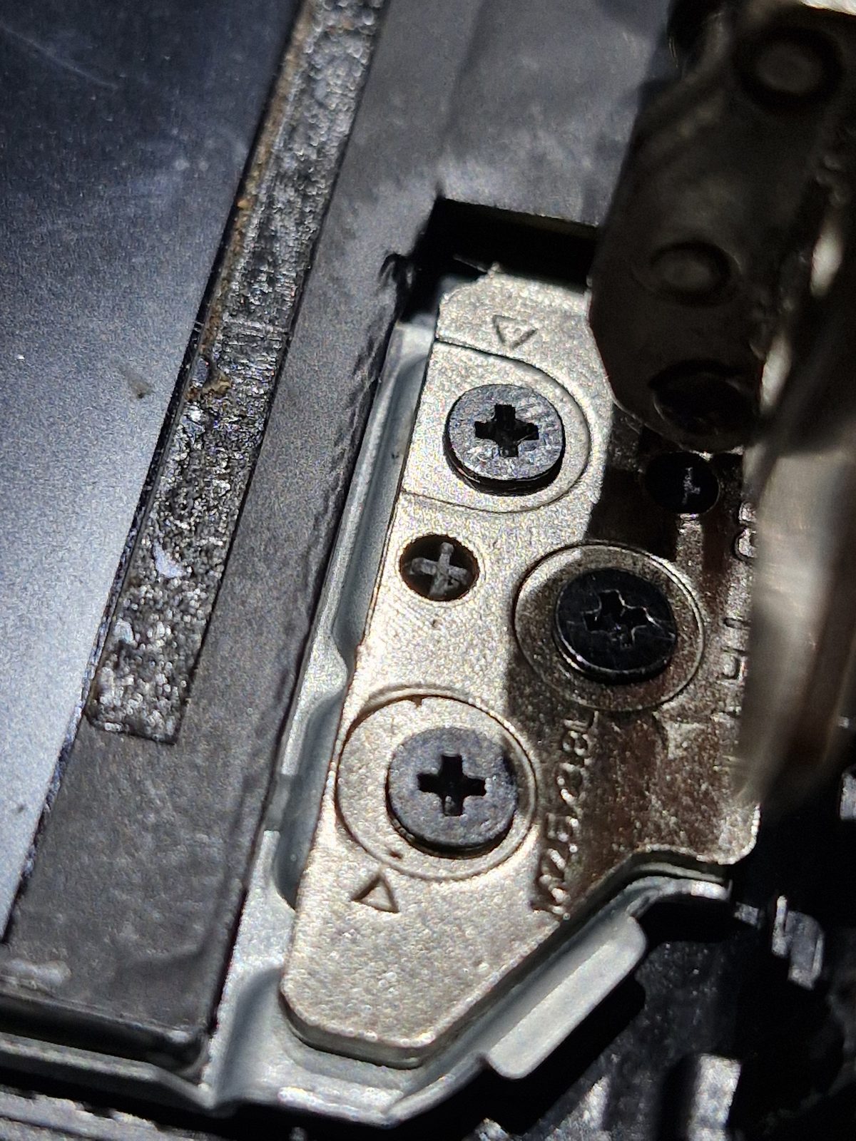 Reparo dobradiças de notebook realizado pela LS Informática